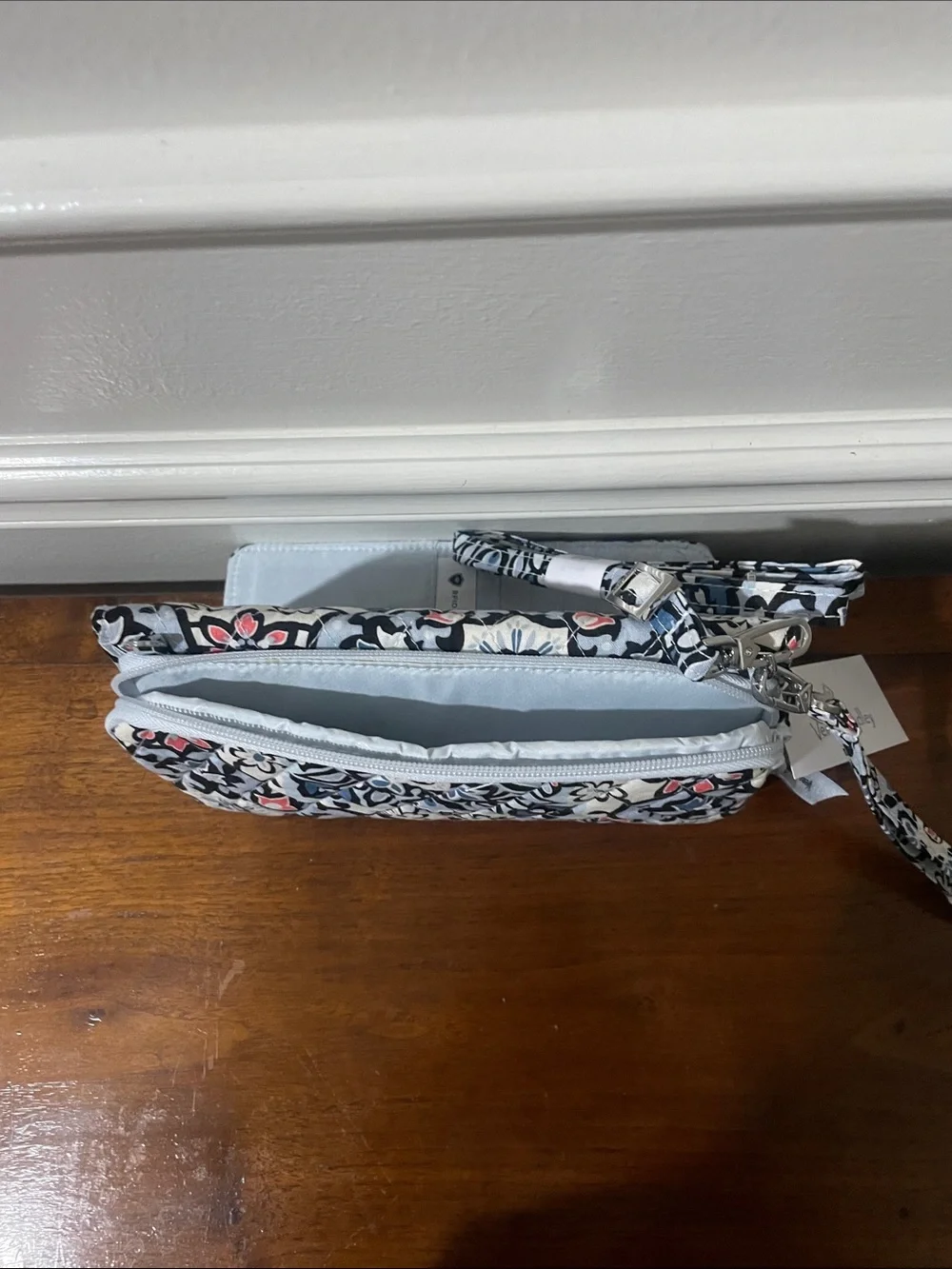 NWT - Vera Bradley - trifold wallet with wrist and crossbody straps. - Picture 4 of 5